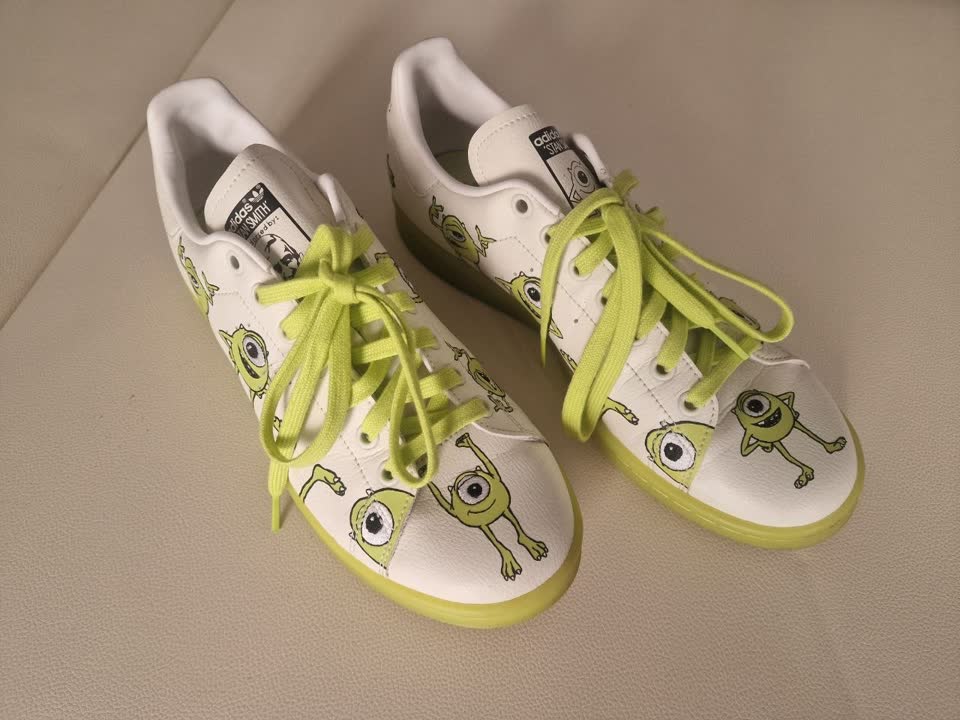 Levi's bež farmerke i adidas Stan Smith patike