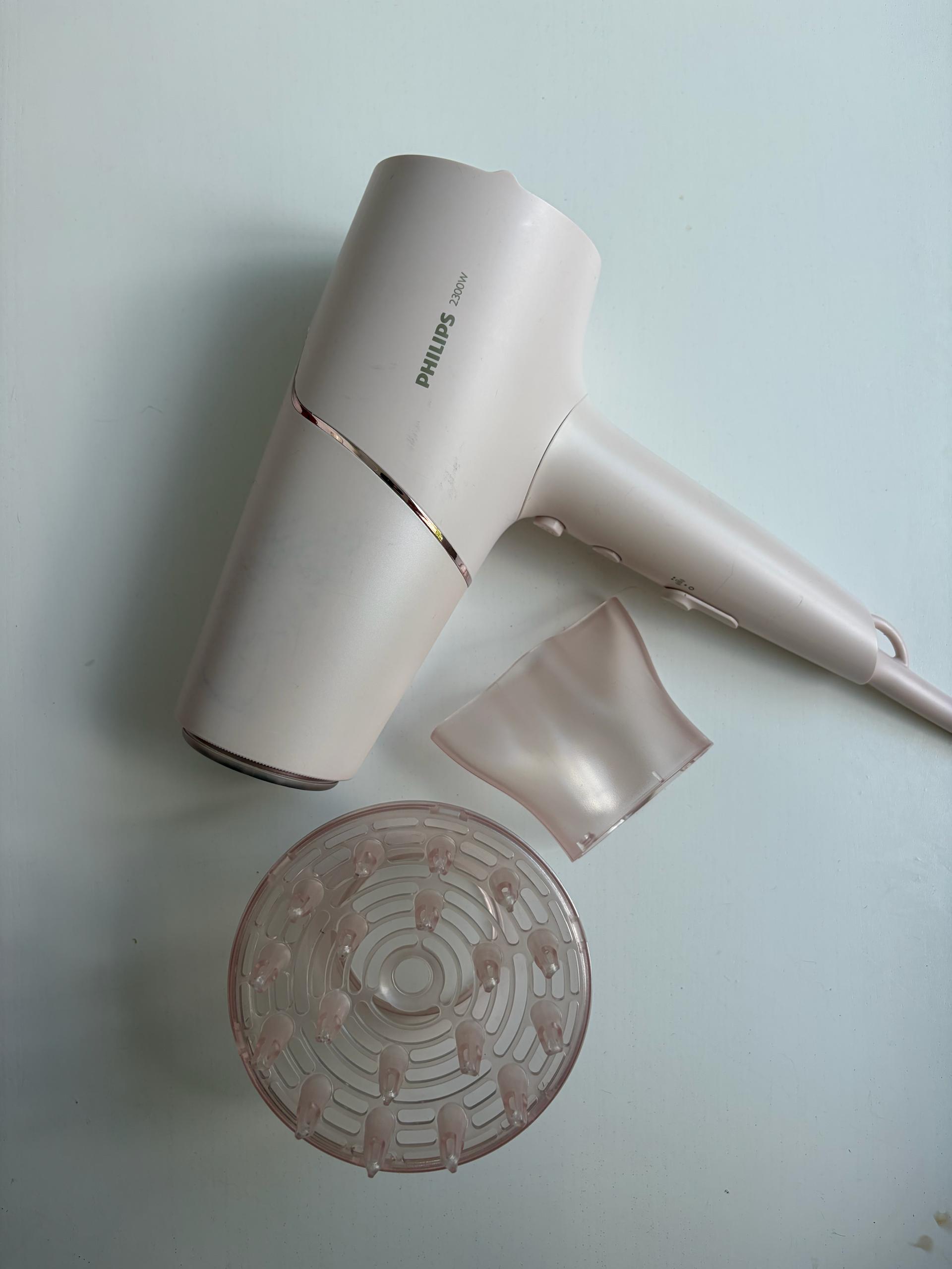 1. Фен Philips 5000 Series BHD530, 2300W. В комплекте диффузор и концентратор. Использовался