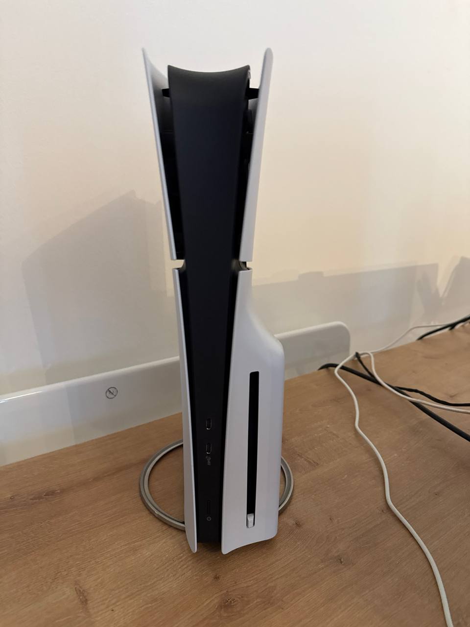 Продаю PS5 Slim (с дисководом). Отдаю два геймпада (в комплекте шёл один) + станция для заря