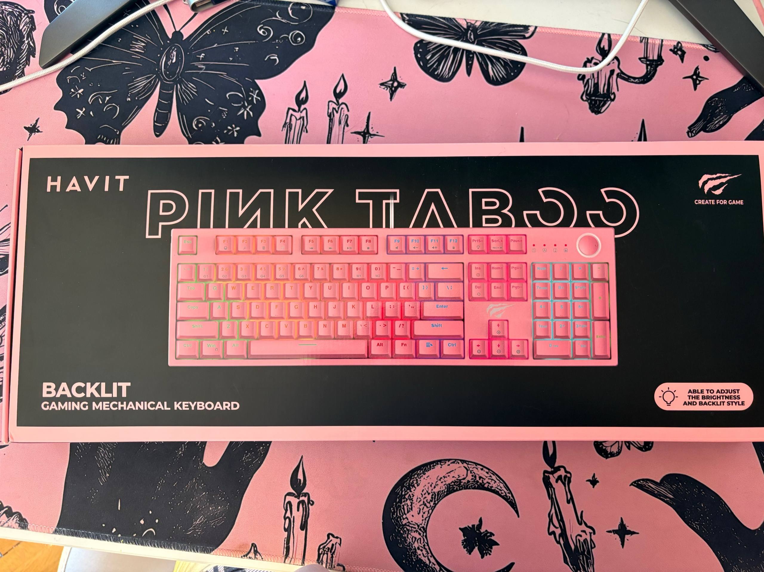 Prodajem roze polovnu mehaničku tastaturu sa RGB osvetljenjem