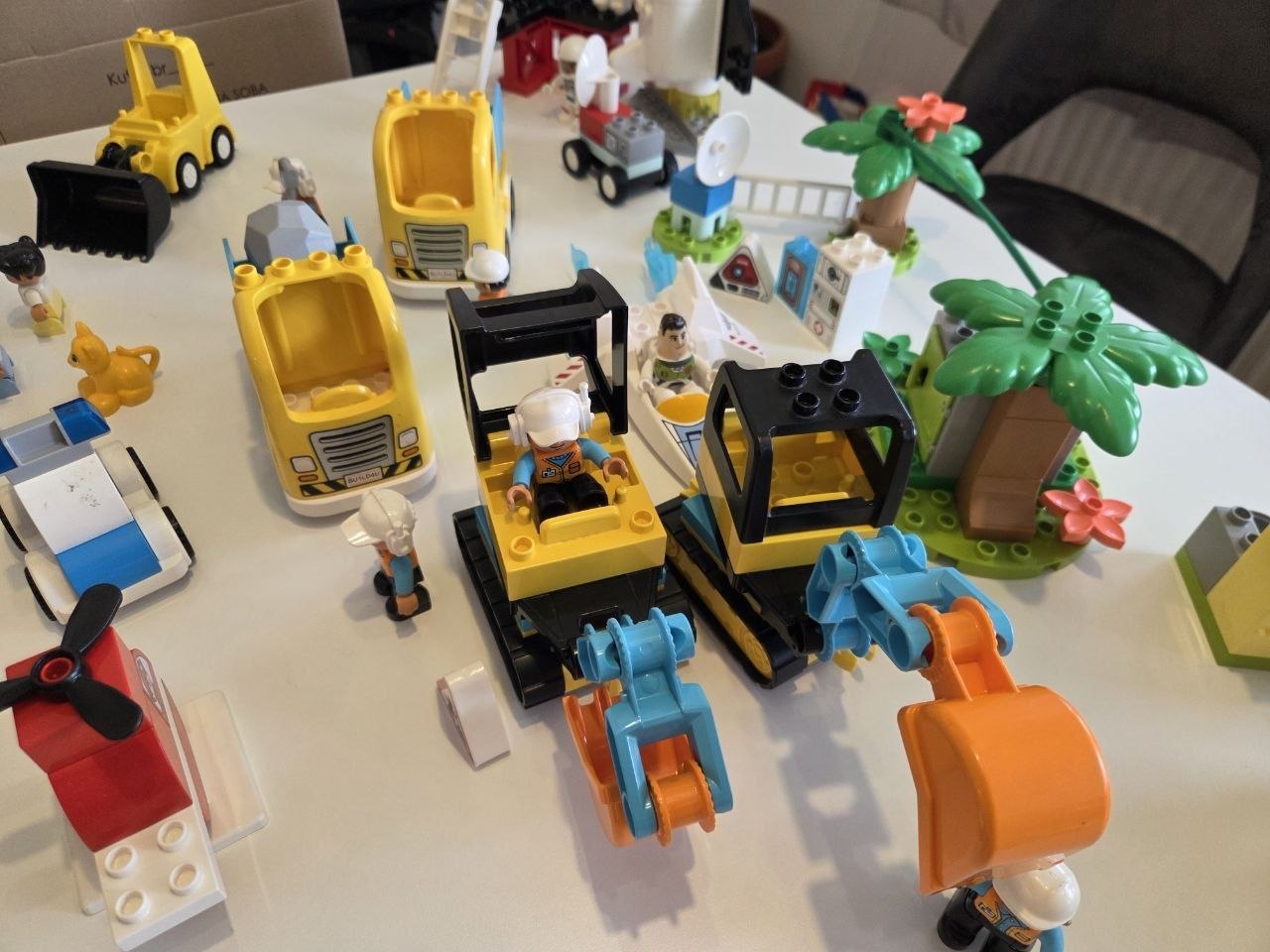 7 наборов Lego Duplo + коробка с деталями Lego Duplo + 2 основы