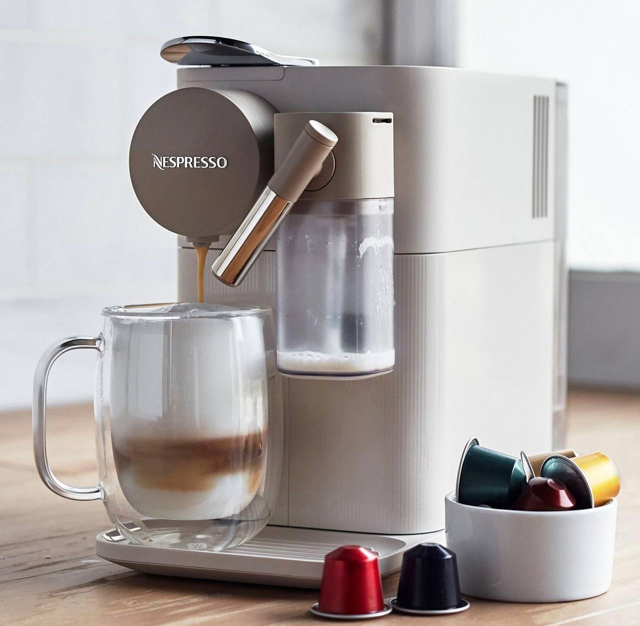Капсульная кофемашина Nespresso Lattissima One (модель EN510) от De'Longhi.