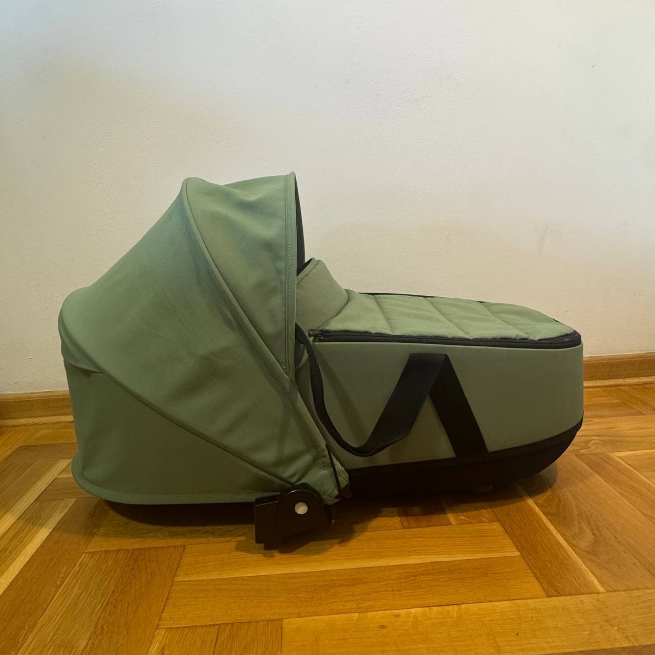 Люлька bebyzen yoyo, переходники на шасси, москитная сетка и чехол в комлекте