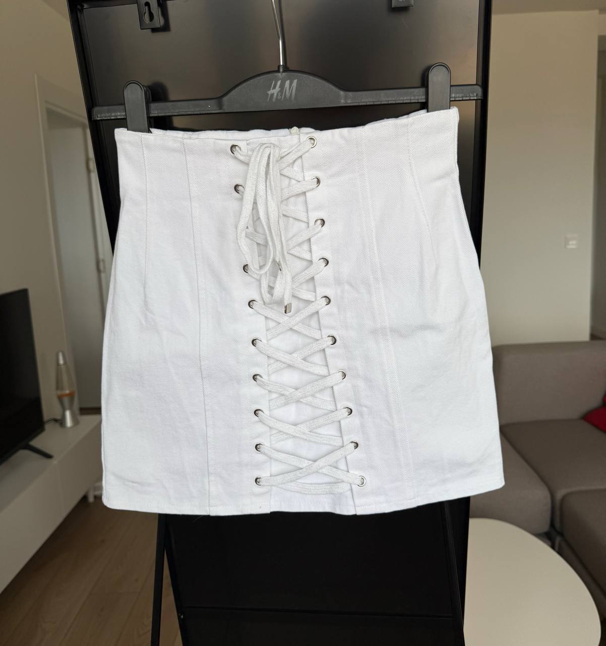 Kira Plastinina teksas suknja, Zara sandale, Uniqlo pantalone, nova Uniqlo suknja