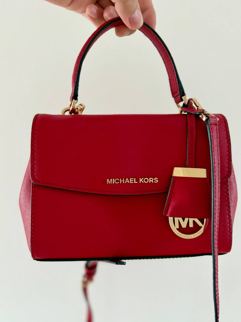 Сумка Michael Kors из сафьяновой кожи (red mini) с золотистой фурнитурой. Можно носить в рук