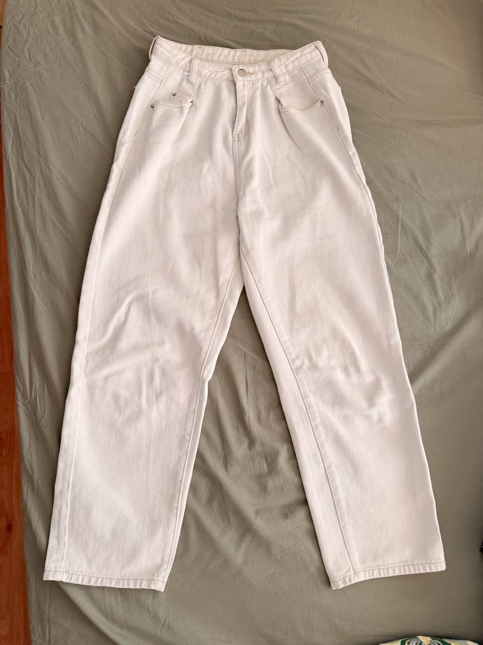 Poklanjam klasične bele pantalone do članka i šorts veličine XS