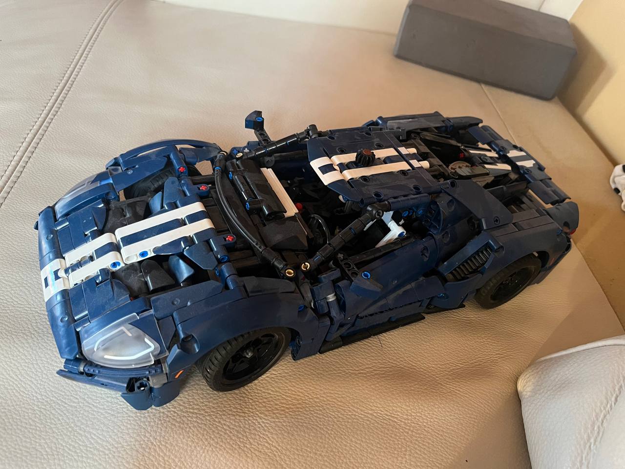 Продам машину Ford GT