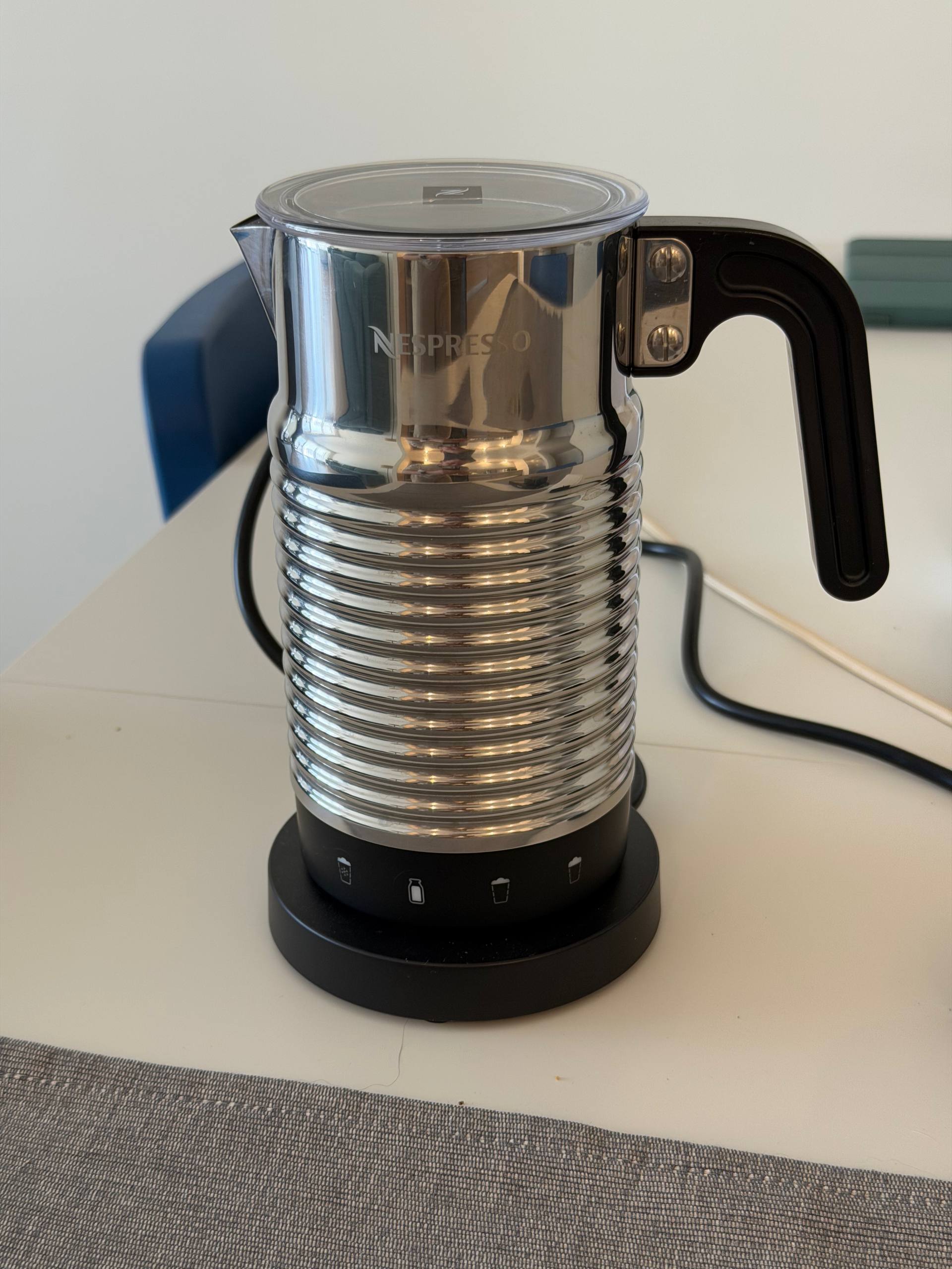 Prodajem Nespresso Aeroccino 4 penušalicu za mleko