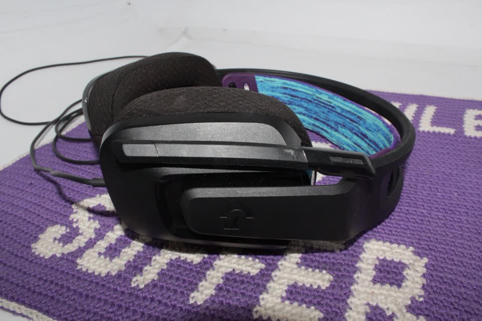Продам игровую гарнитуру Logitech G335