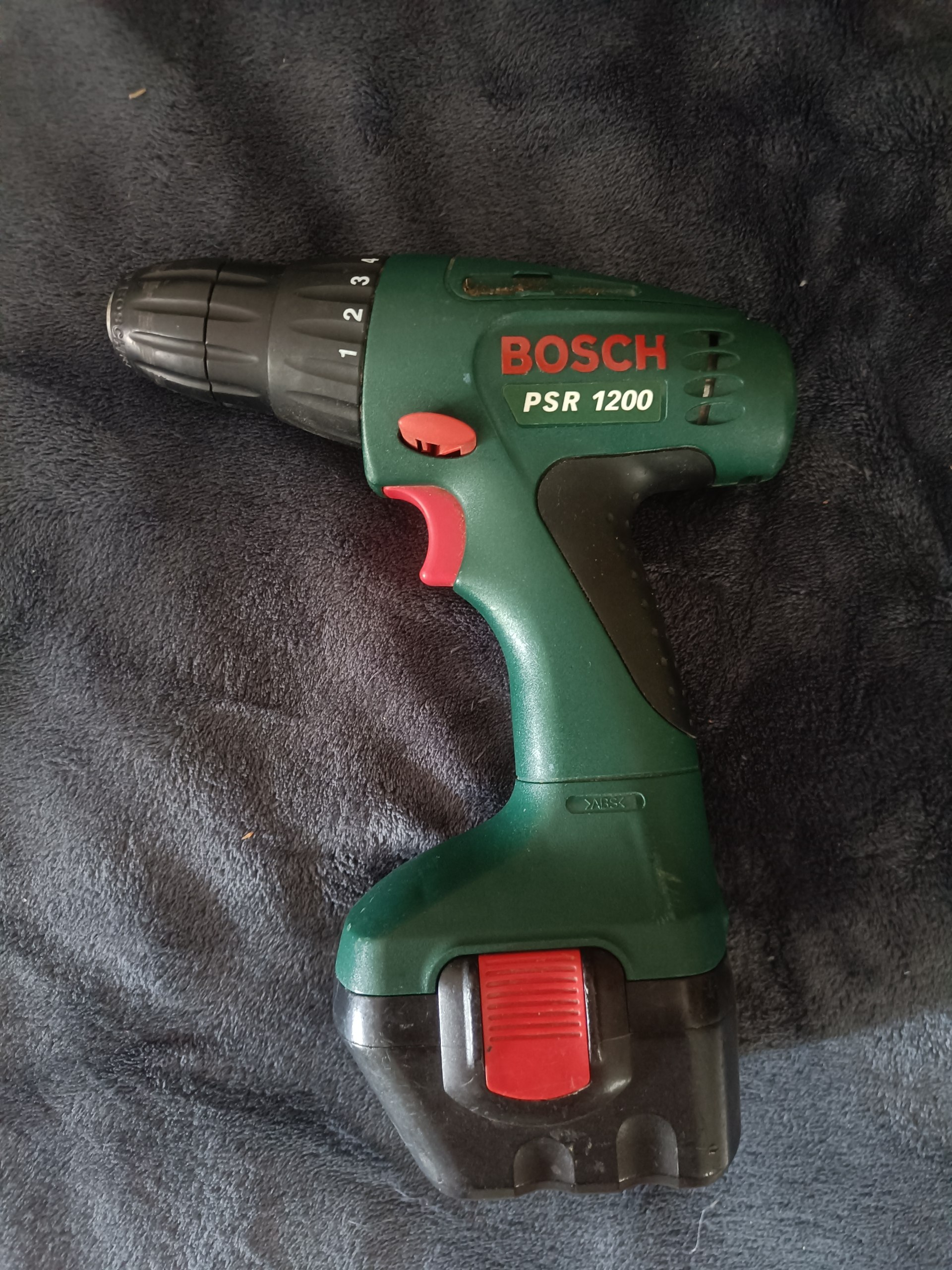 Bušilica Bosch PSR1200 u kompletu sa punjačem