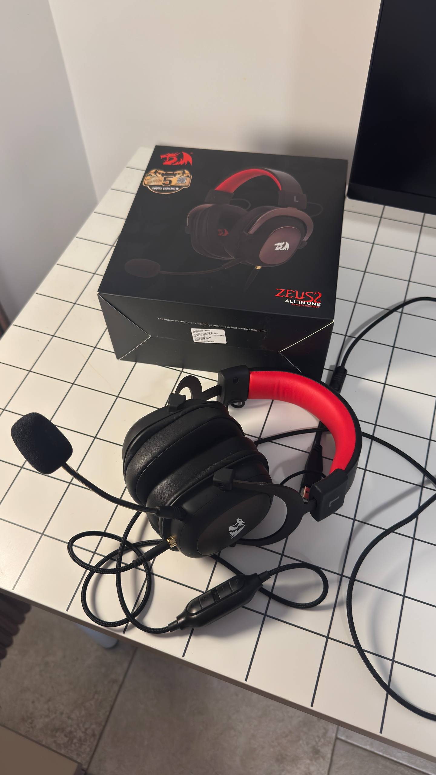 Prodajem gejmerske slušalice Redragon Zeus 2 i bežičnu mehaničku tastaturu Logitech G915