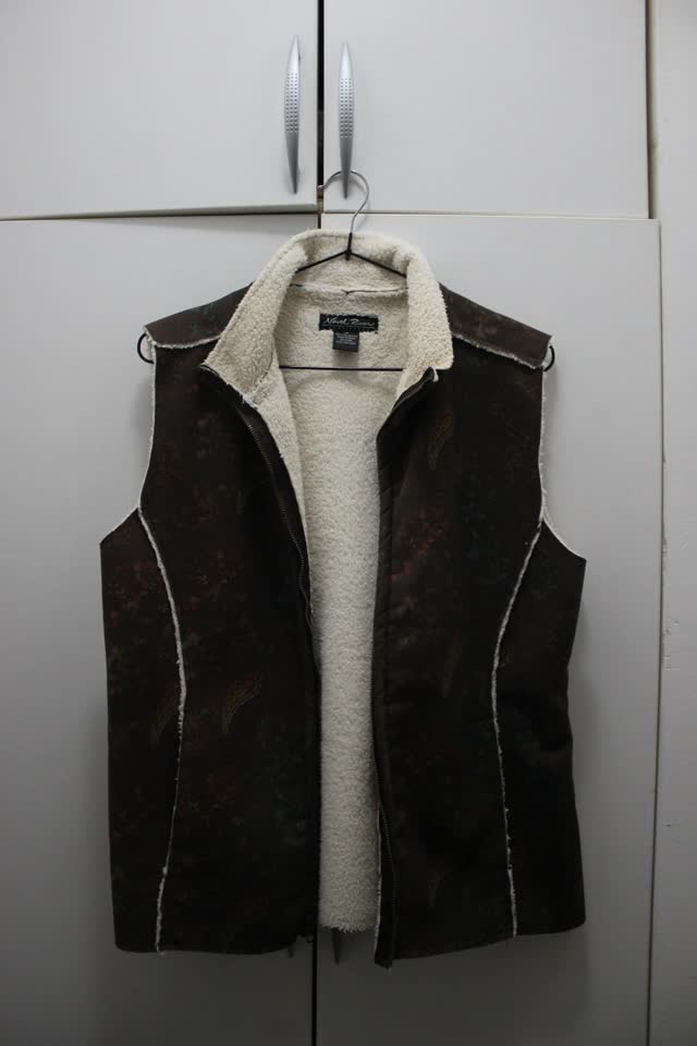 1. жилетка коричневого цвета, с красивым узором, размер s-m - 2000 дин.