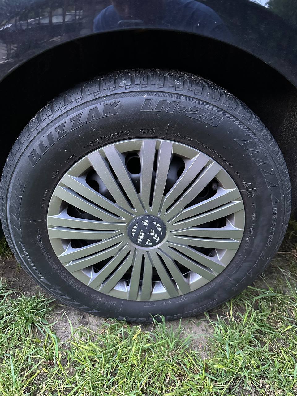 Продаю: покрышки Bridgestone Blizzak, магнитола RCD 310, номерные рамки