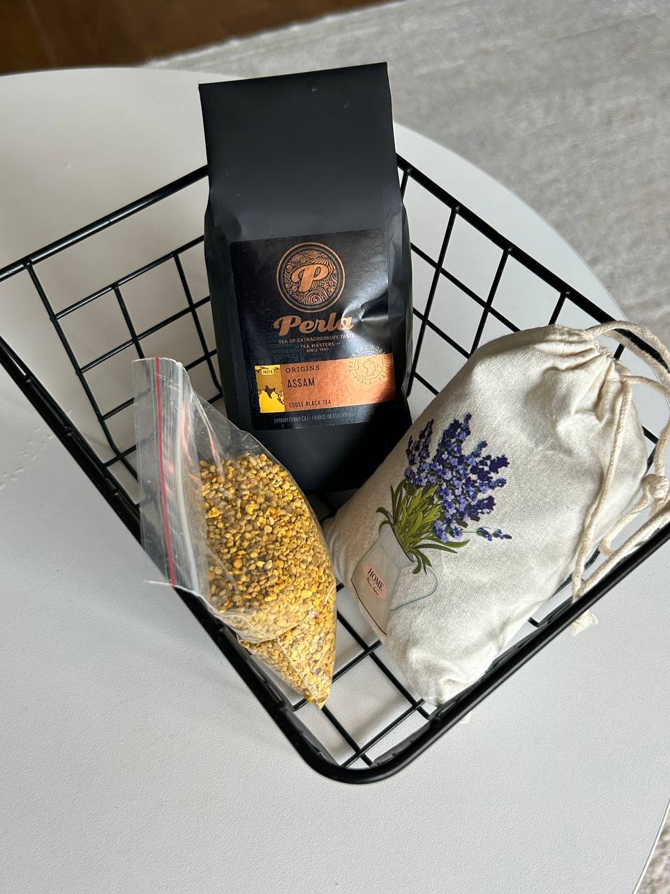 Metalna korpica, aromatična vrećica, crni čaj i perga