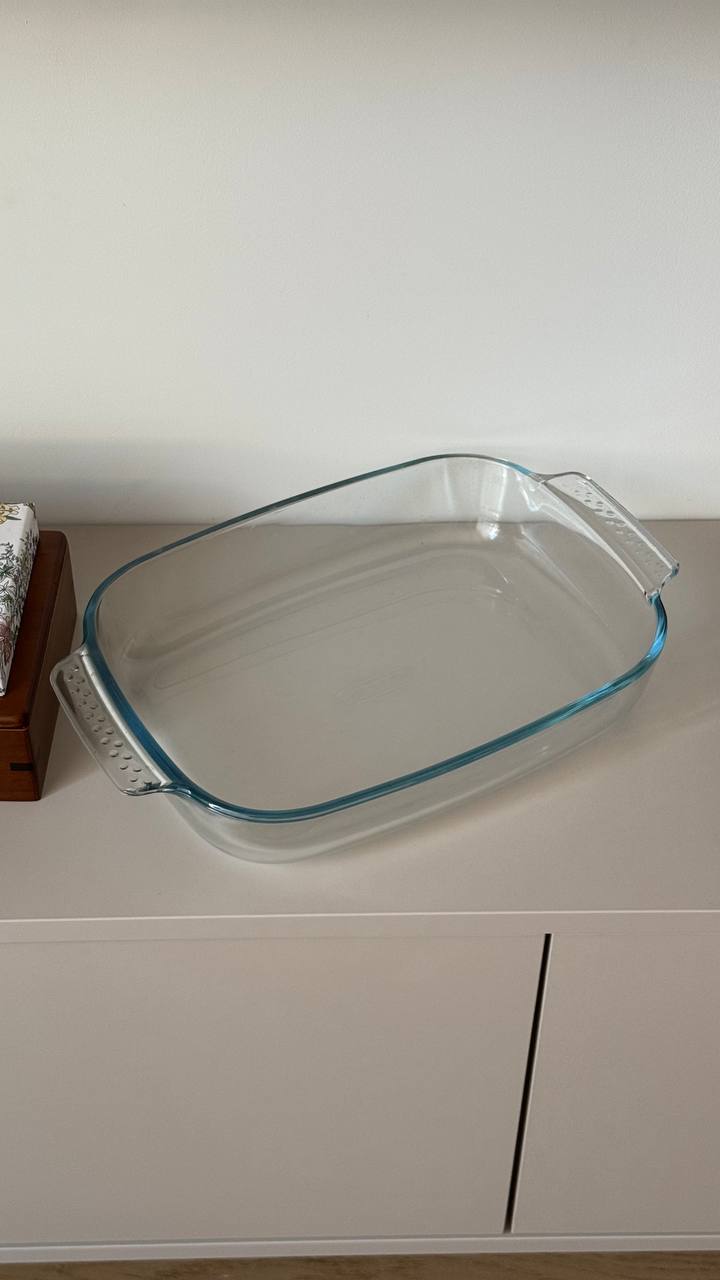 Prodajem staklenu posudu za pečenje Pyrex.