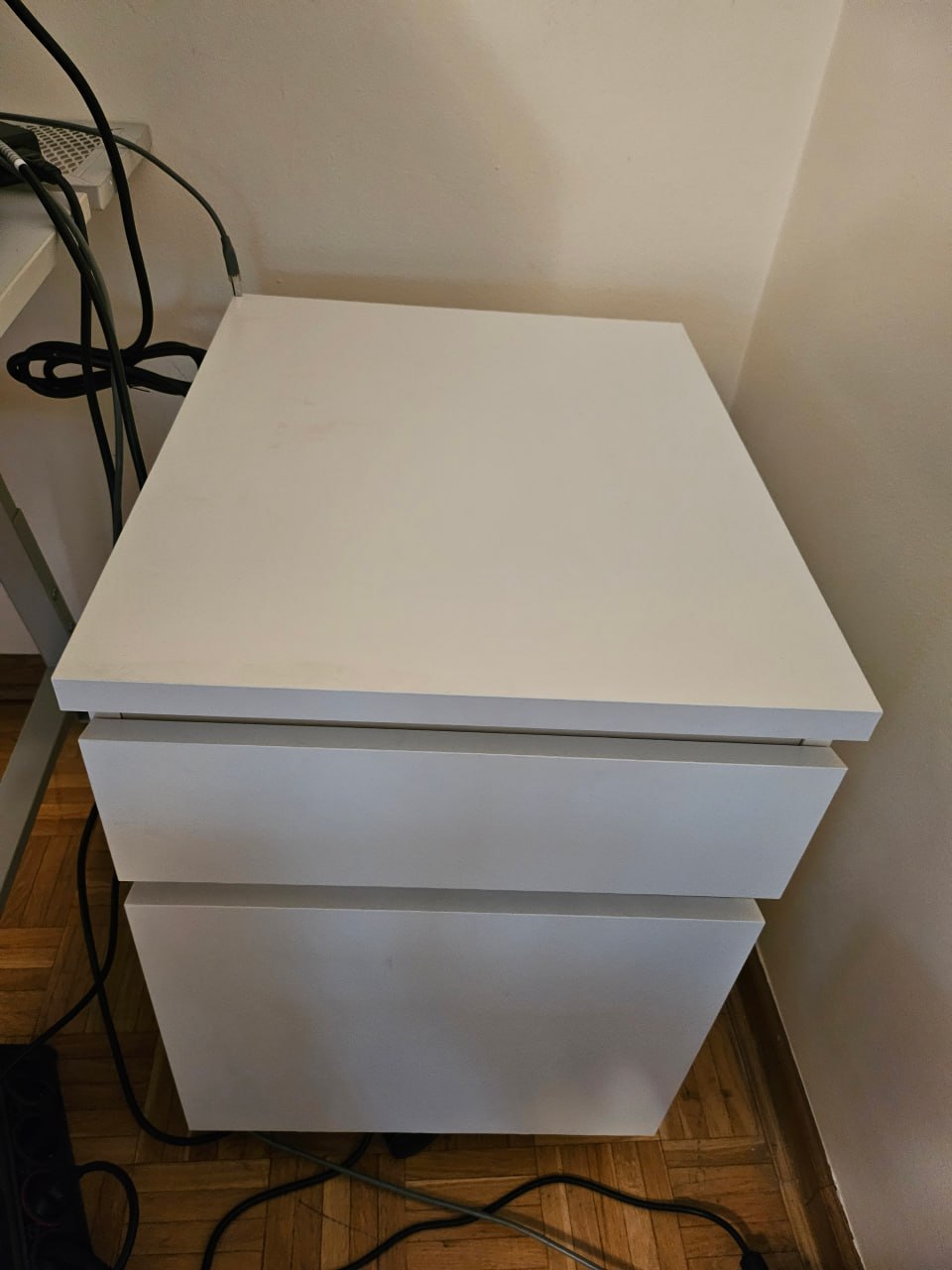IKEA MALM noćni stočić