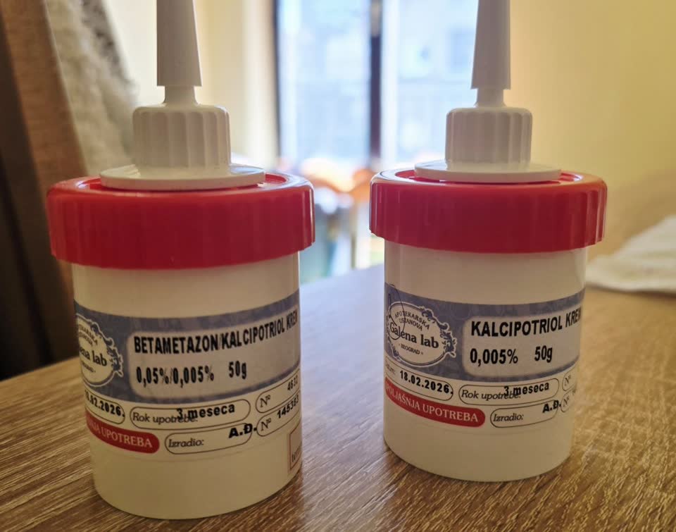 Продаются два дерматологических крема, изготовленных в аптеке по рецептуре: