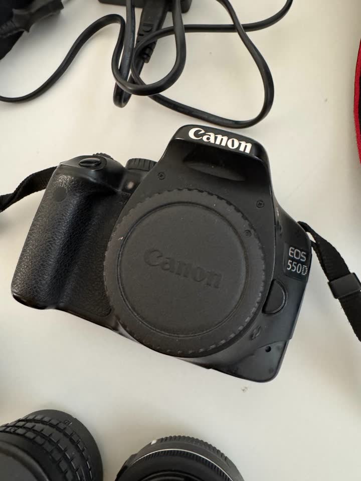 Тушка Canon EOS 550D + карта памяти 32Гб + зарядка, объективы Canon EF-S 24 мм, Canon EF 85mm F/1.8 USM, Пеленг 8мм