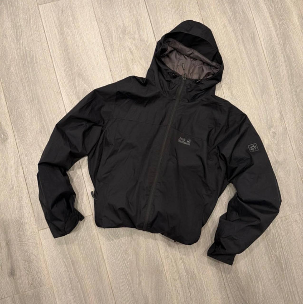 Продается черная куртка Jack Wolfskin