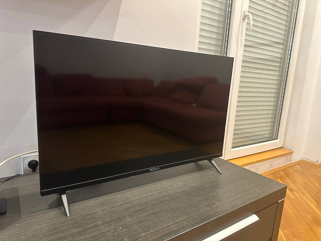 TESLA FullHD televizor 32 inča