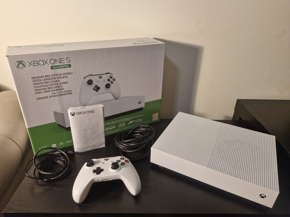Prodajem Xbox One S 1TB
