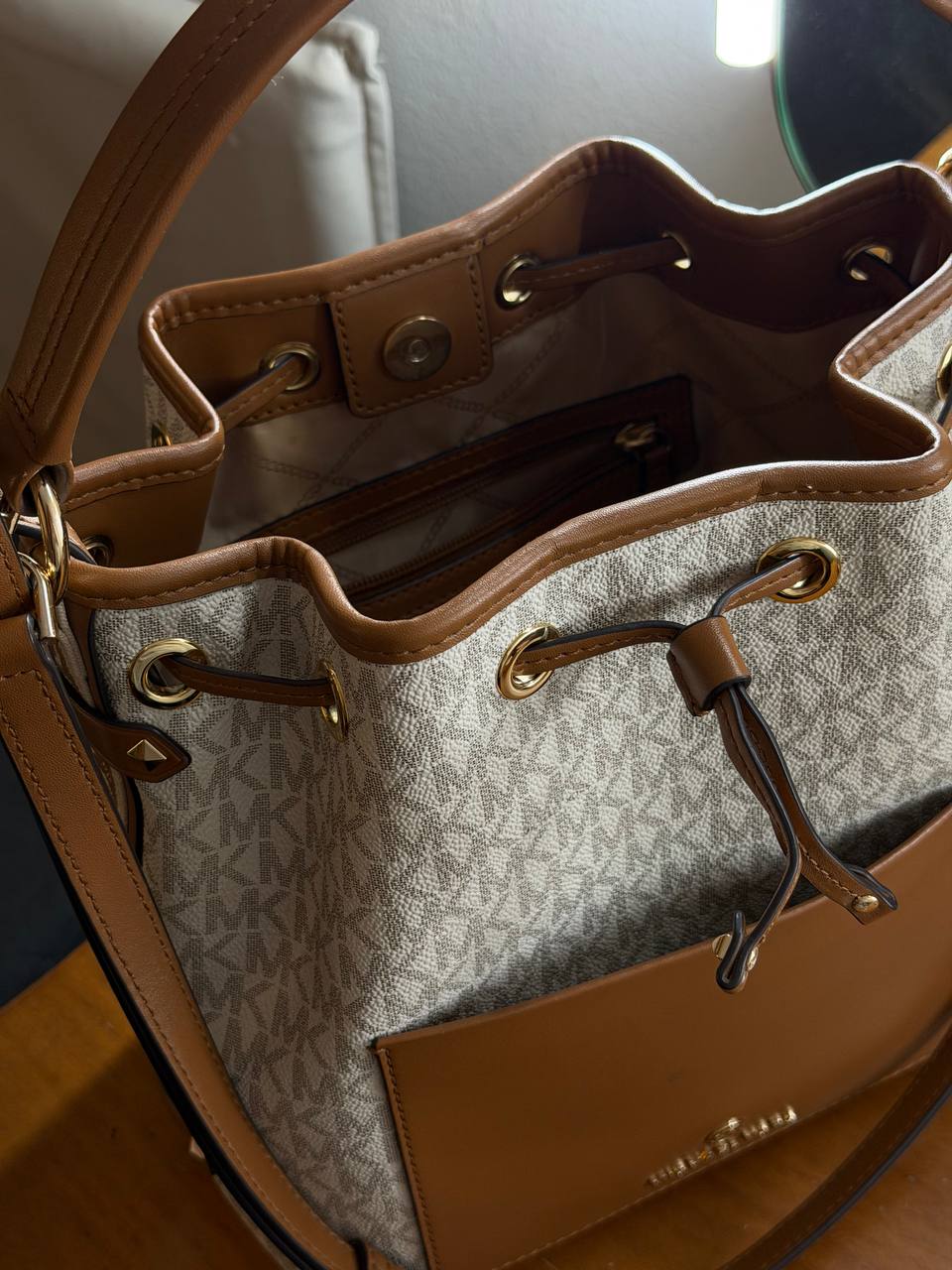 Продам сумку Michael Kors Maeve Medium Signature Logo Bucket Bag