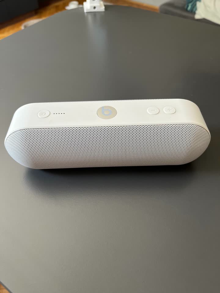 Продам портативную Bluetooth колонку Beats Pill Plus. В хорошем состоянии. Заряжается через