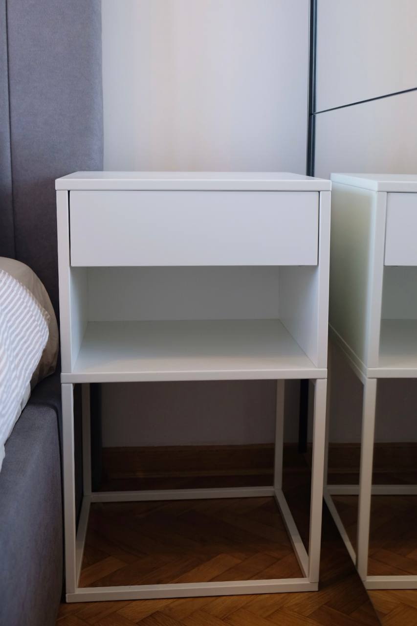 Тумба Ikea VIKHAMMER, prekrivač BISKOPSMÖSSA, slamčice i četka Zara Home, french press UPPHETTA