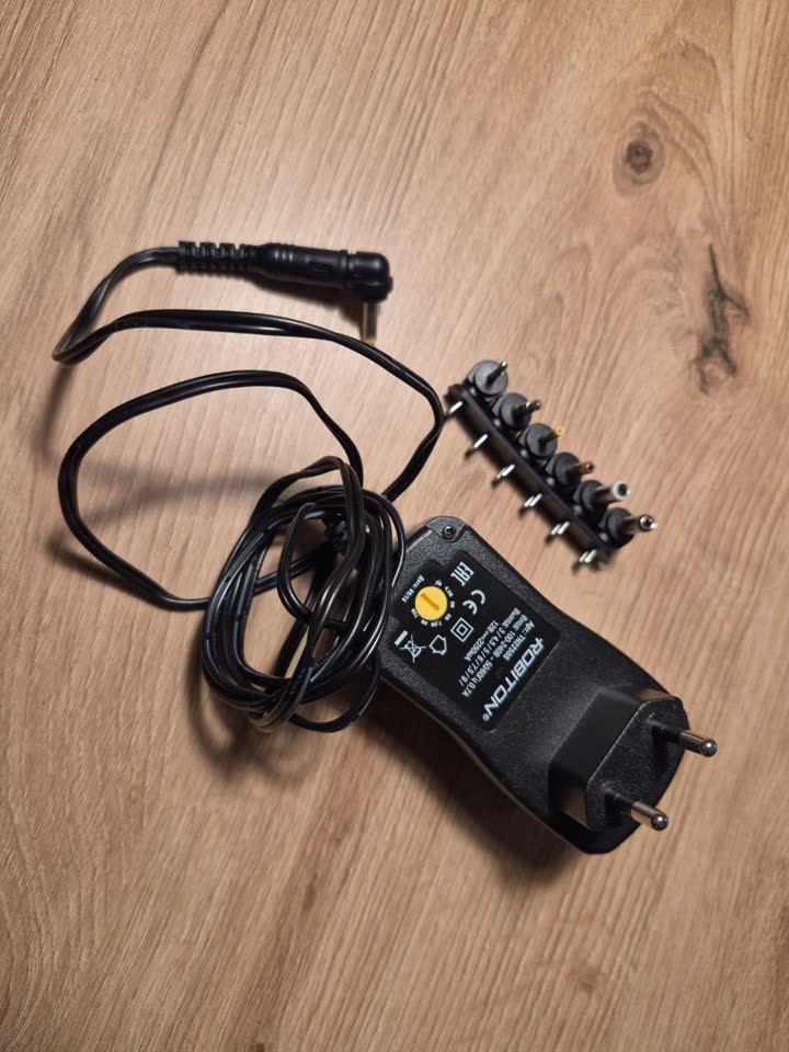 Adapter za napajanje sa regulacijom napona i zamenljivim nastavcima