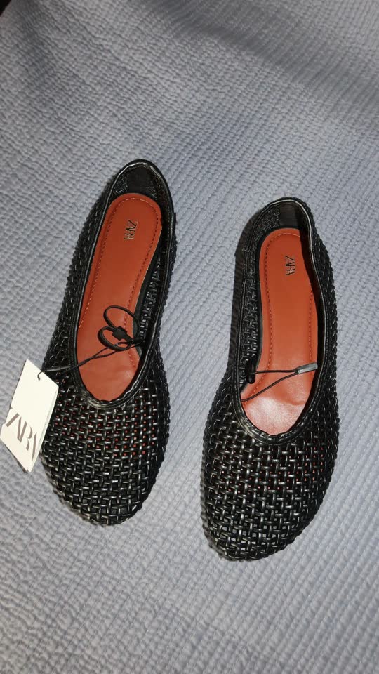 Zara: кожаные балетки, кожаные вьетнамки