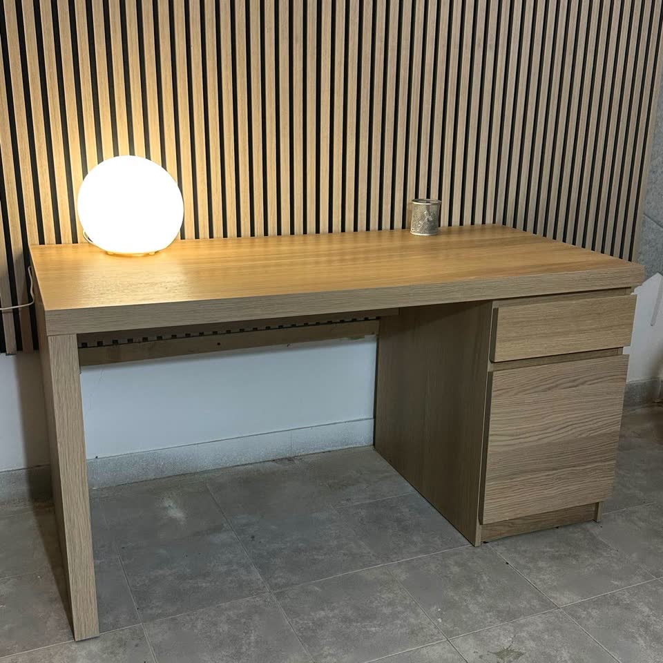 Продаю письменный стол IKEA (серия MALM)