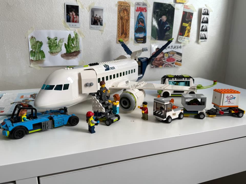 LEGO конструктор: пассажирский самолет