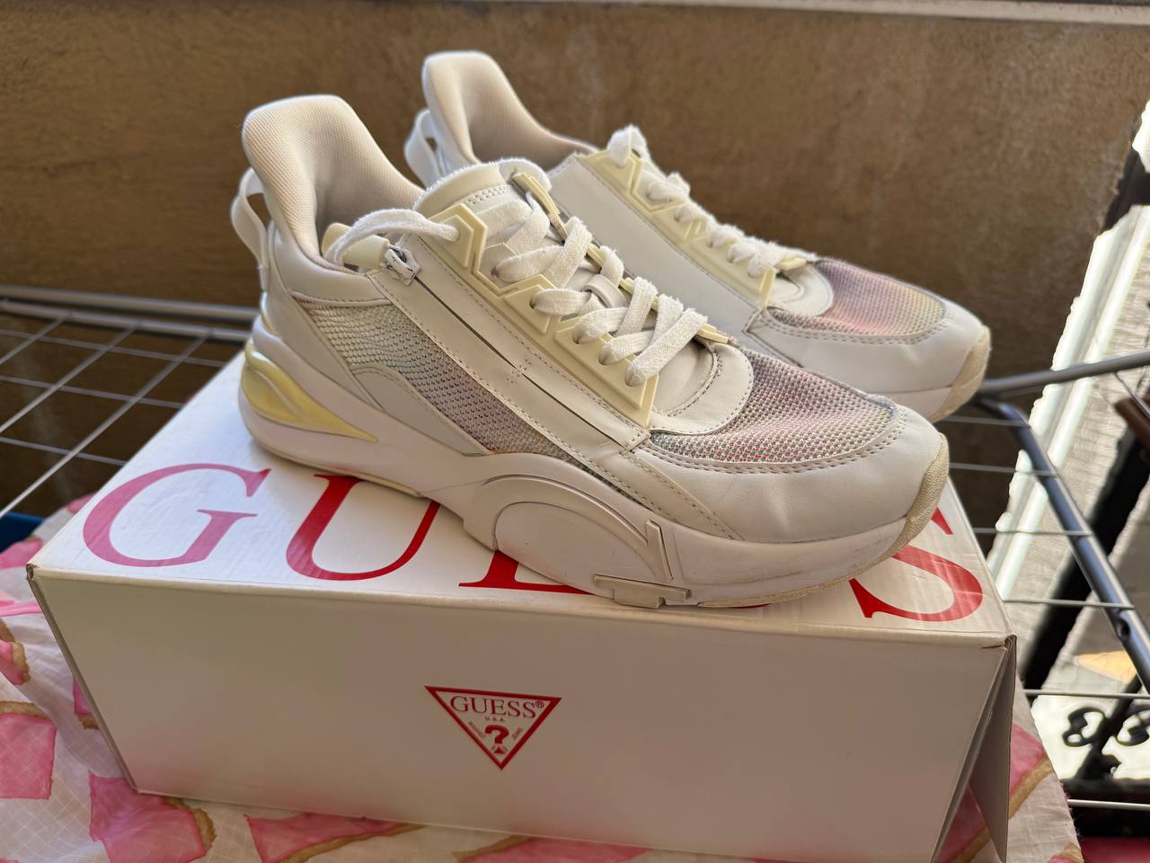Стильные кроссовки Guess