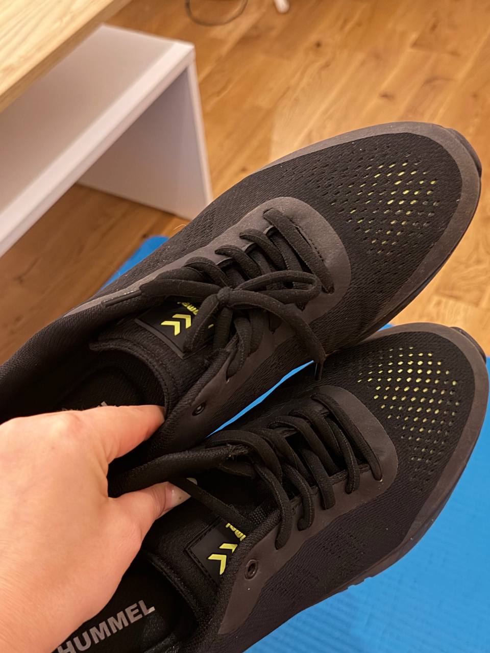 Продаю кроссовки Hummel