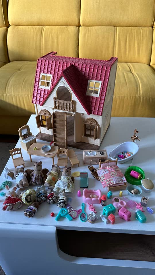 Дом и несколько наборов Sylvanian Families