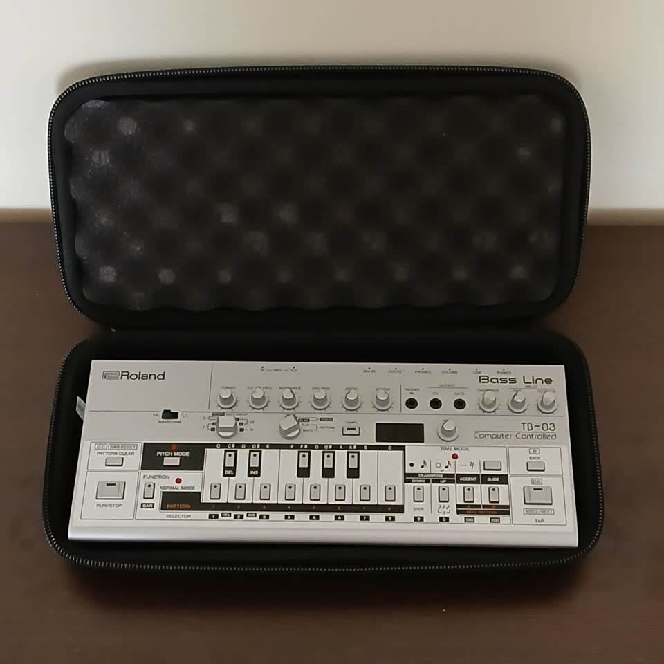 Roland TB-03 синтезатор