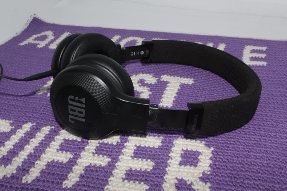 продам проводные наушники JBL E35