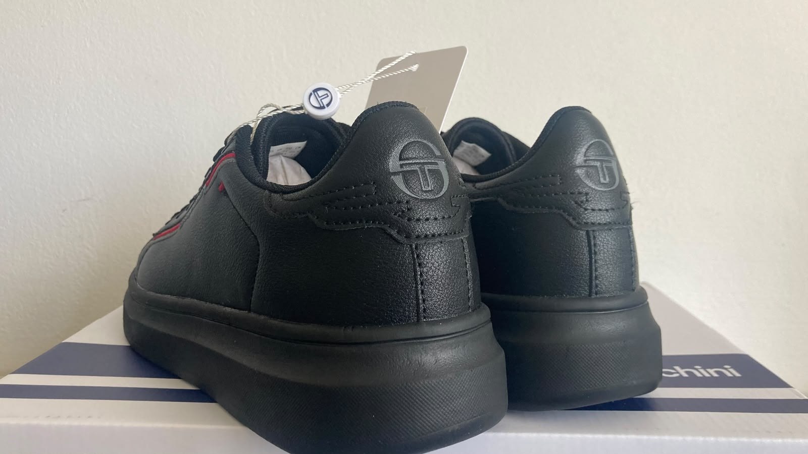 1. Sergio Tacchini ( EU 41 / RU 40) в новом состоянии, не носились. Стоимость: 4500 rsd 3000