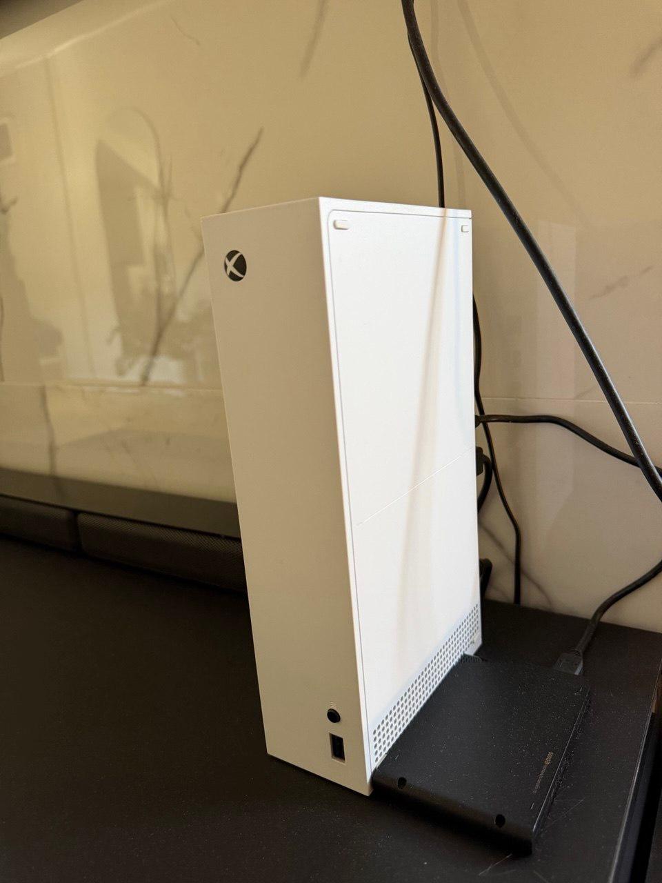 Xbox Series S 512 GB — konzola sa dva gejmpada