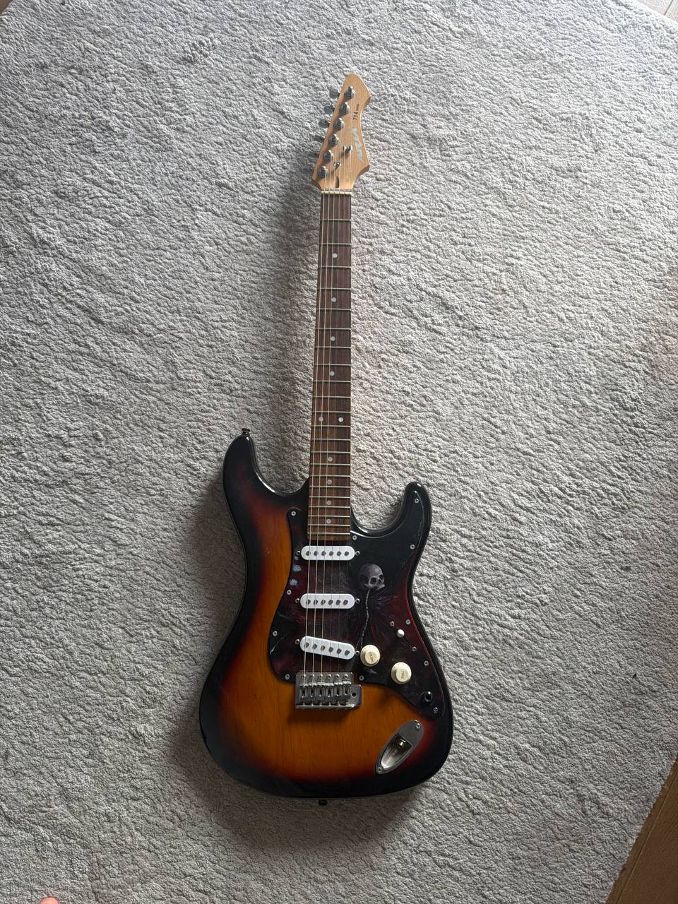 Prodajem električnu gitaru Stratocaster-style