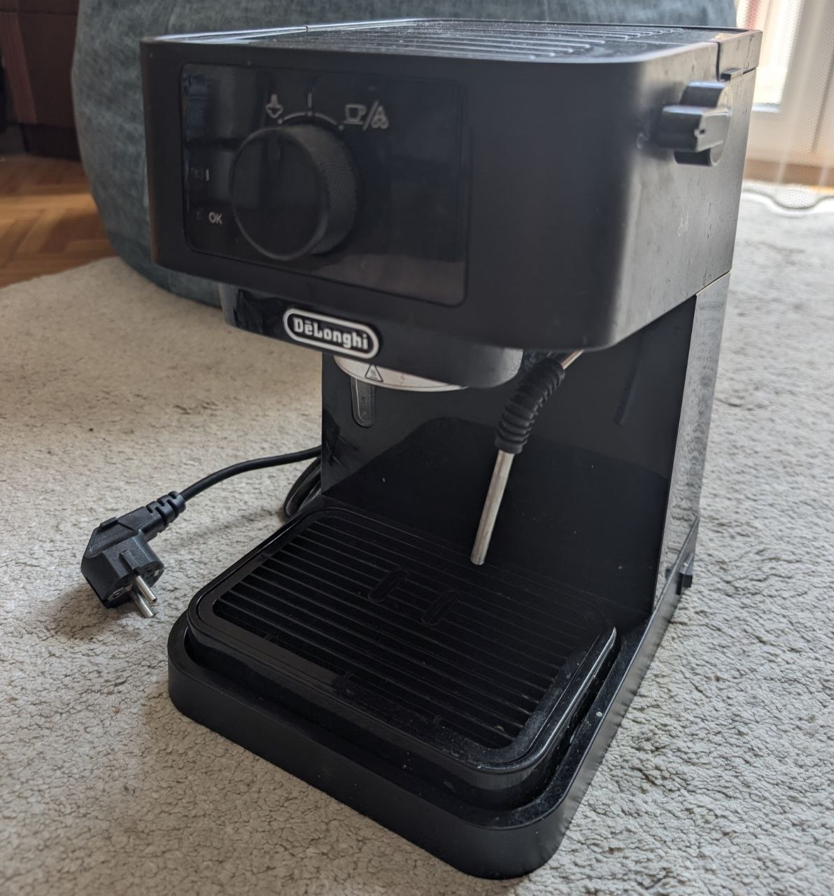 Ručna espresso mašina DeLonghi EC 230.BK
