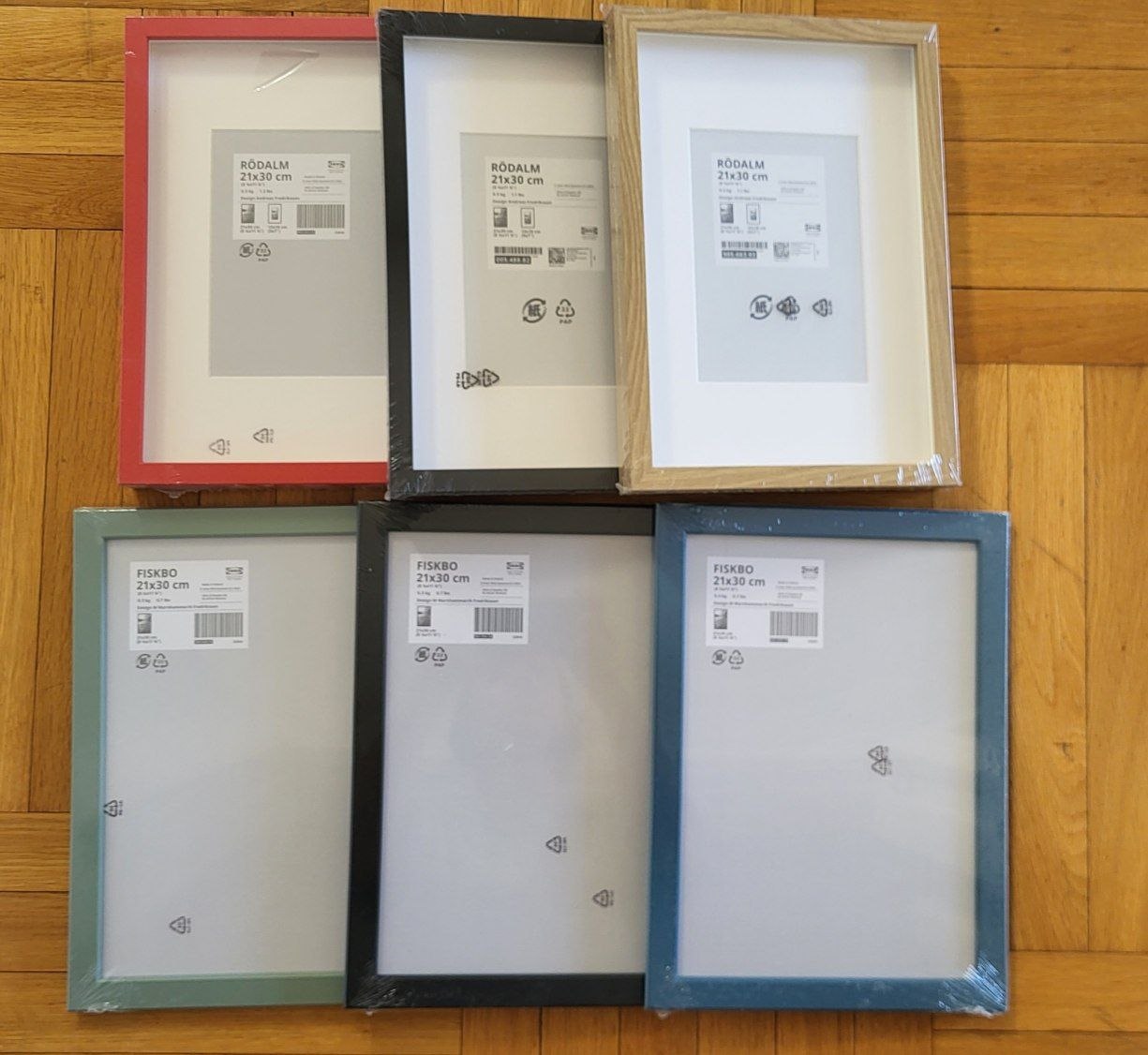 Рамки для картин ikea fiskbo 21×30, по 250 дин каждая, три цвета: синий, черный, зелёный. Ра