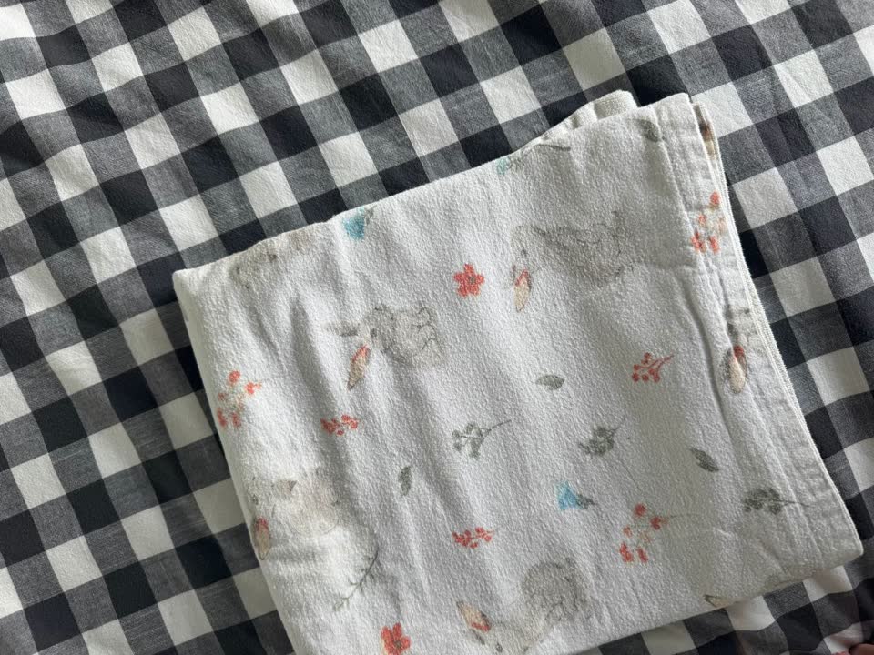 Отдам детские вещи: пеленка, шорты H&M, кофта Zara
