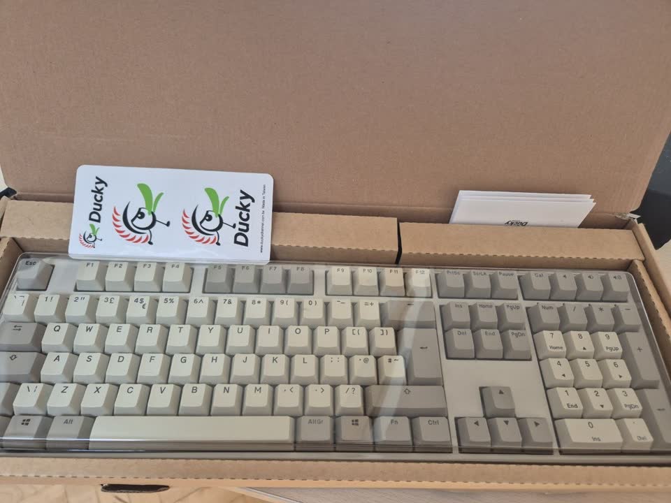 Monitor i dve tastature