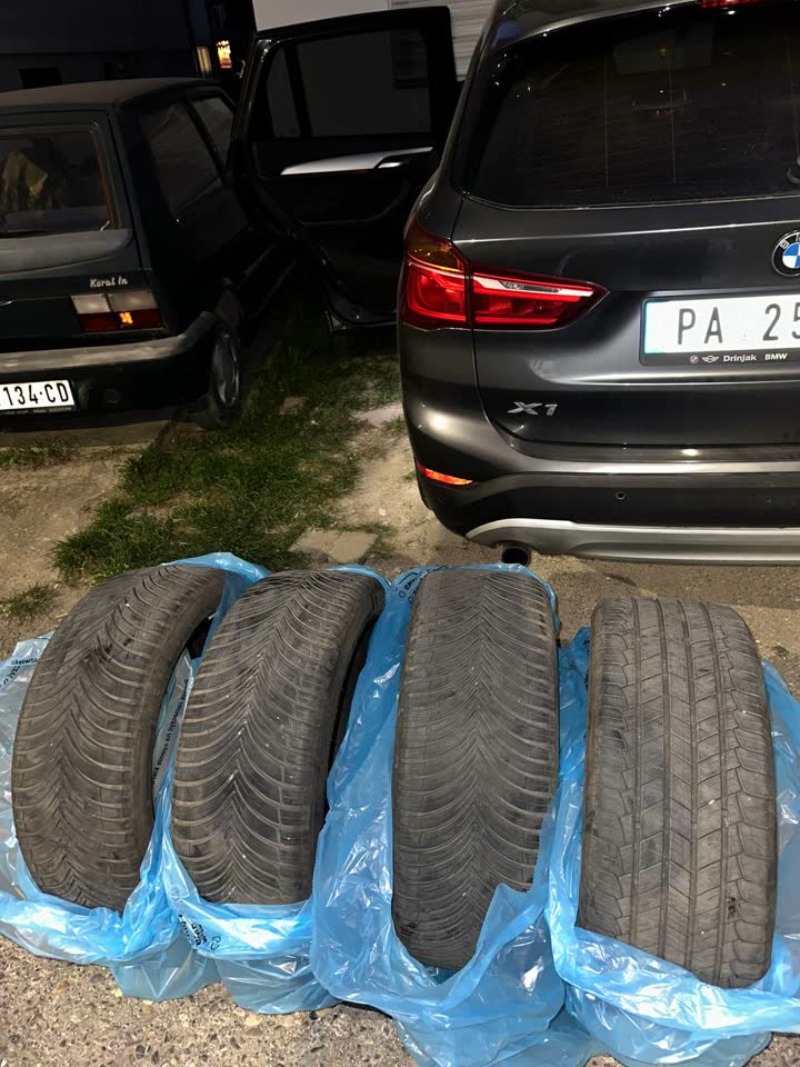 Комплект б/у резины 225/45 R19, всесезонка