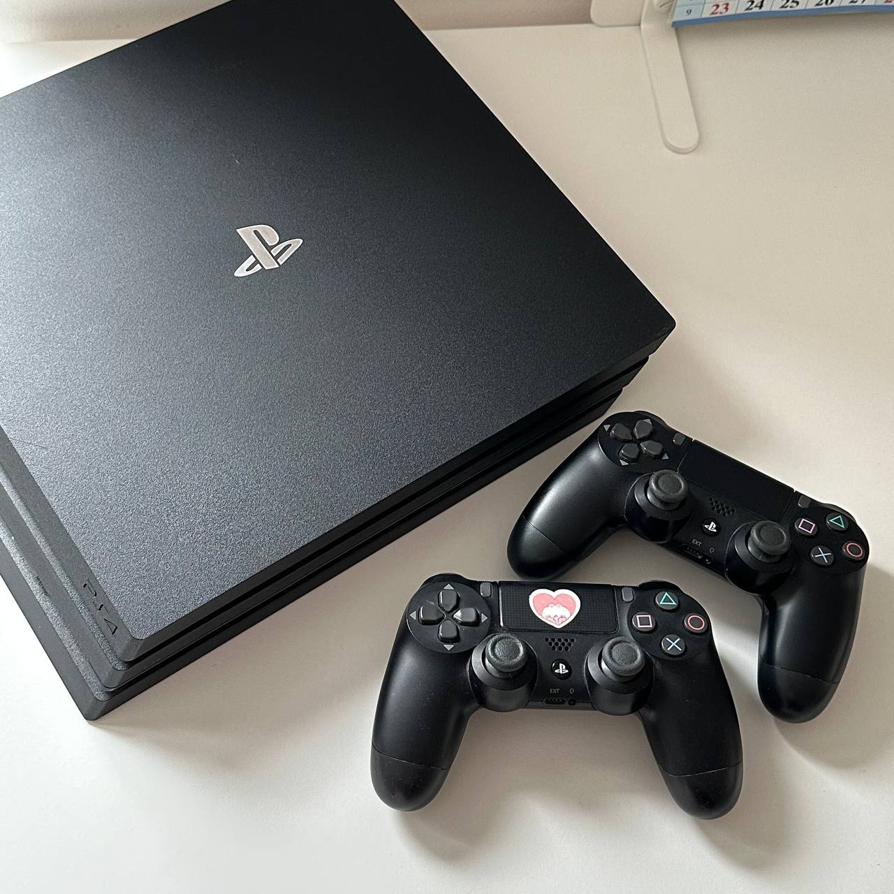 ps4 pro 1tb i 2 džojstika