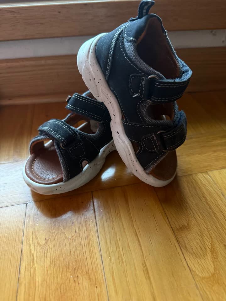 Сандали Tombi и Crocs разных размеров и цветов
