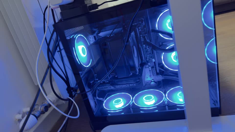 Gejmerski PC Ryzen 5 / RTX 5060 Ti 16GB (jak, sveže sklopljen)