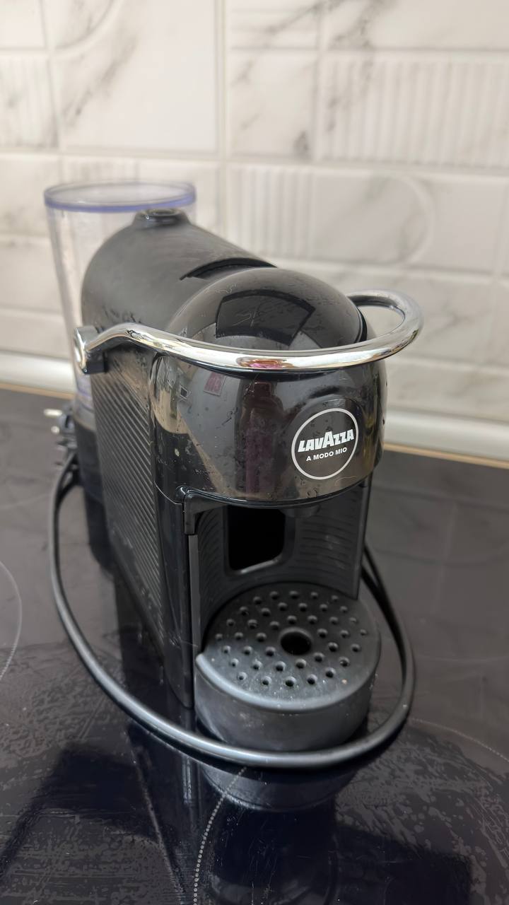 Prodajem aparat za kafu Lavazza