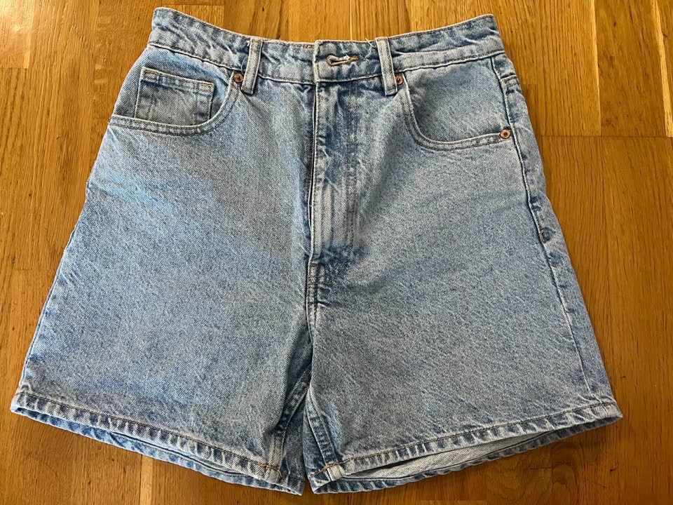 1) Шорты джинсовые Zara р-р EUR 36 состояние отличное - 500 дин
